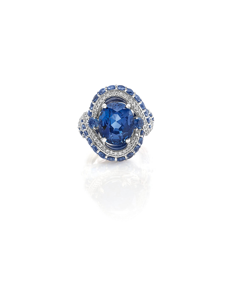 Ring in 18kt white gold set with white diamonds (0.69 cts), blue sapphires (3.47 cts), and one blue sapphire center stone (10.54 cts)