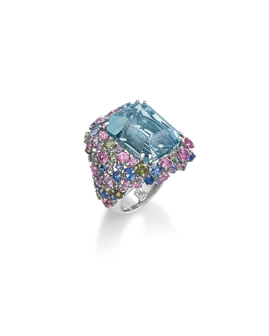 Ring in 18kt white gold set with white diamonds (0.54 cts), multicolor sapphires (5.35 cts), and aquamarine center stone (20.33 cts)