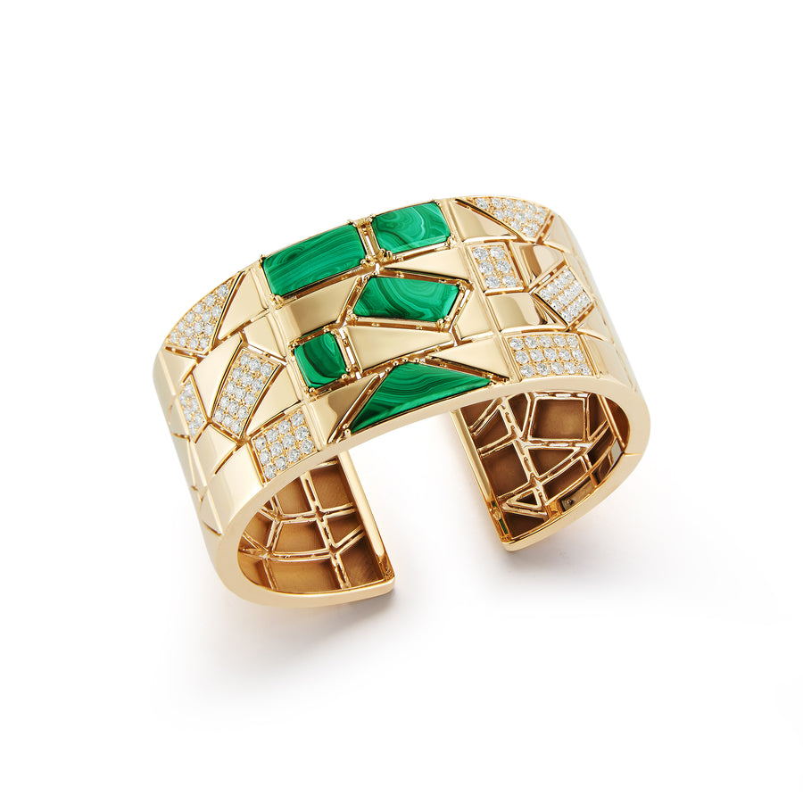 Baia large cuff in 18K yellow gold with 8 elements of white pave diamonds and 5 elements of malachite