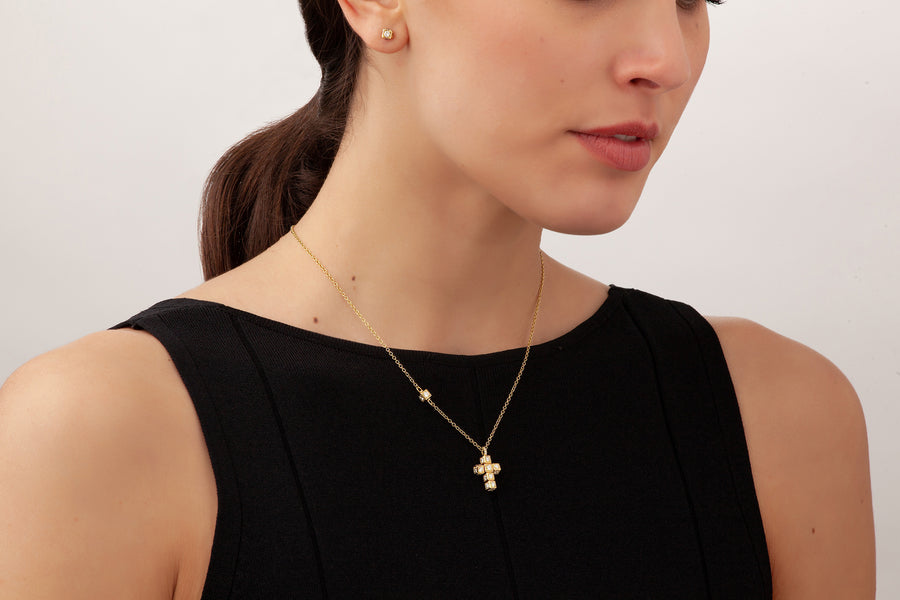 Faro cross pendant in 18K yellow gold with rotating cube elements set with white diamonds (approx. 1.97 carats)