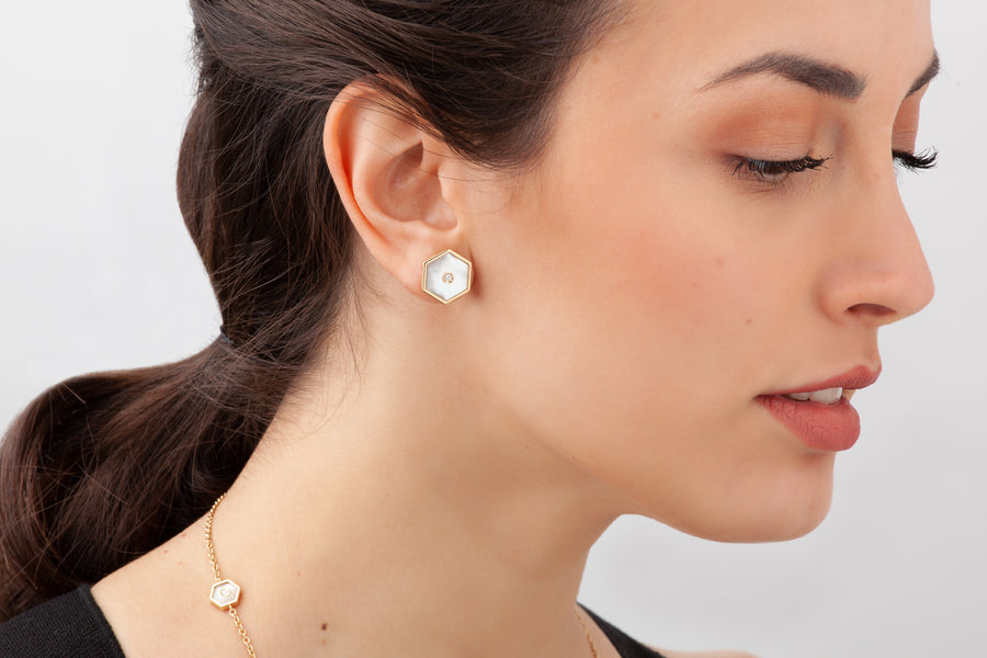 Baia Sommersa stud earrings in 18K yellow gold with white diamonds and mother of pearl