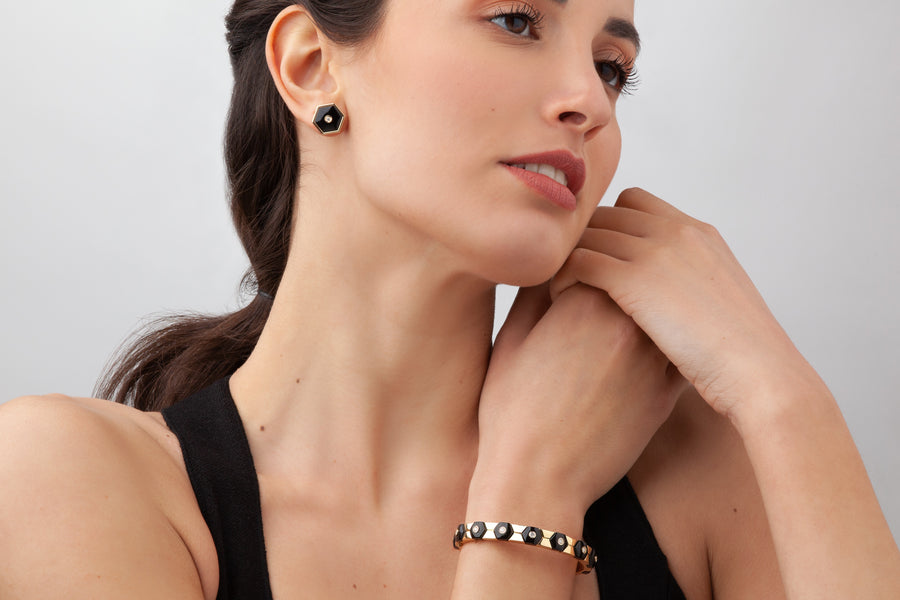 Baia Sommersa stud earrings in 18K yellow gold with white diamonds and onyx
