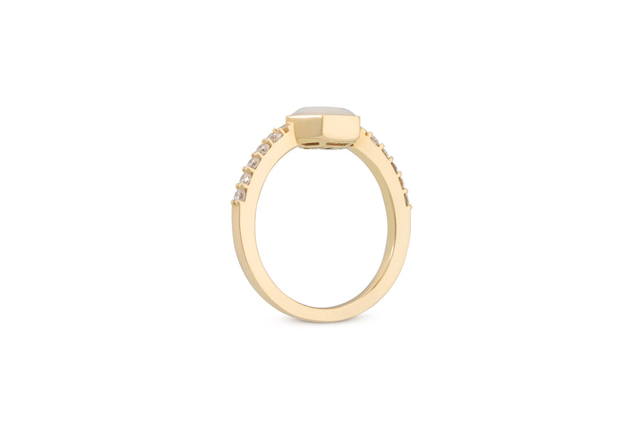Baia Sommersa ring in 18K yellow gold set with white diamonds (approx. 0.39 cts) and mother of pearl